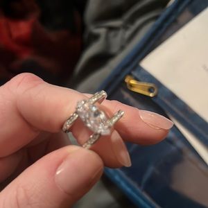 Cocktail ring Chloe & Isabel sz 8 never worn and in perfect condition